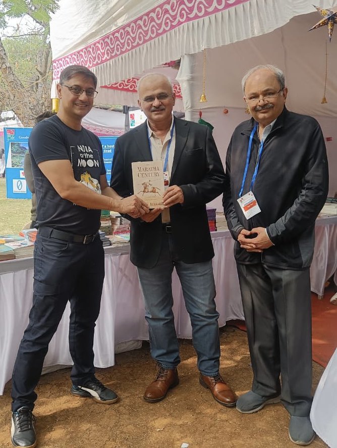 MulaMutha's tweet photo. At @PuneIntLitFest yesterday with Author, economist and historian @sanjeevsanyal
and Rohit Jerajani of Express Book Service
Featuring
#TheMarathaCentury
#TheEraOfBajirao
#SolsticeAtPanipat https://t.co/dX7ui7xlxN
