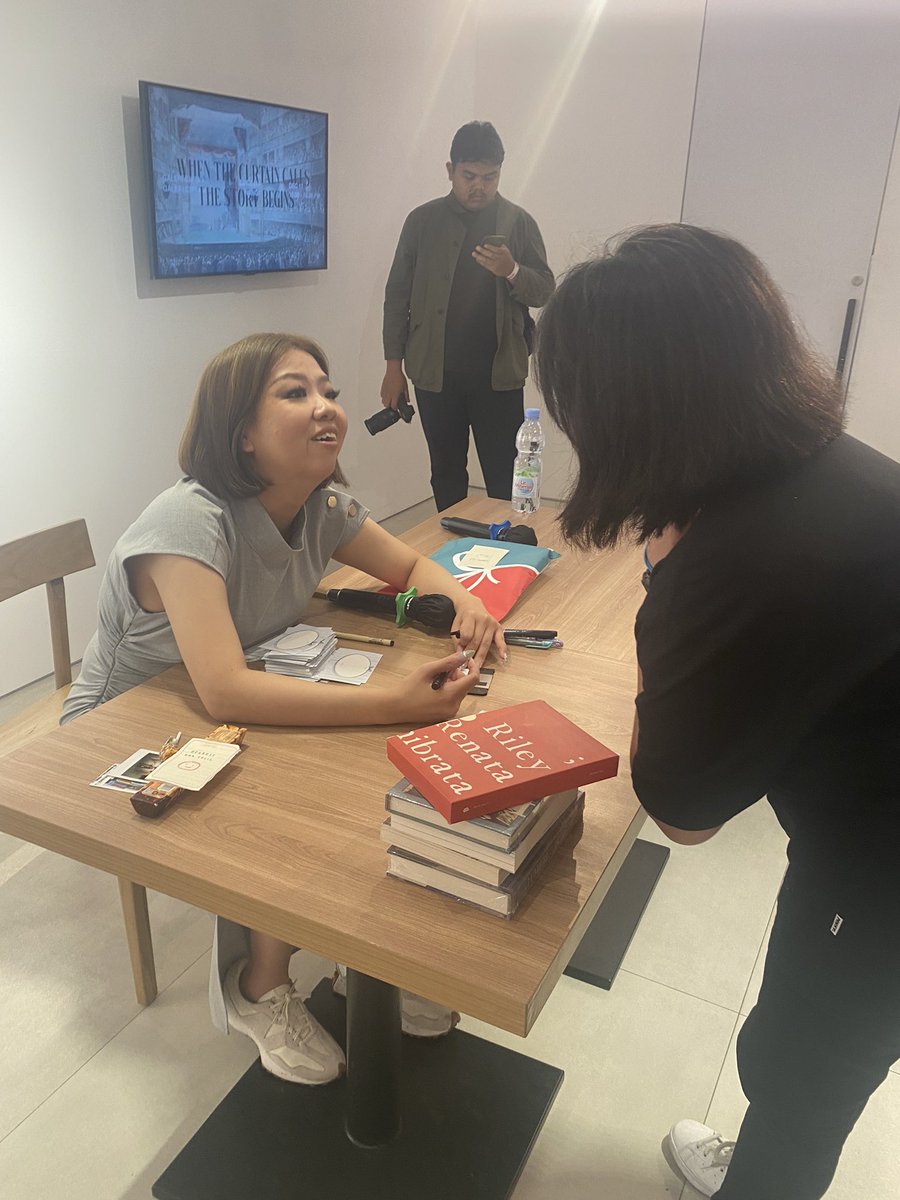 valeriiebiancaa's tweet image. Thank you for the chance to meet you in person @cecilliawanggg 🤍🤍🤍
#MnGCecilliaWang #Celebrating20thBook #FavoriteWriter
