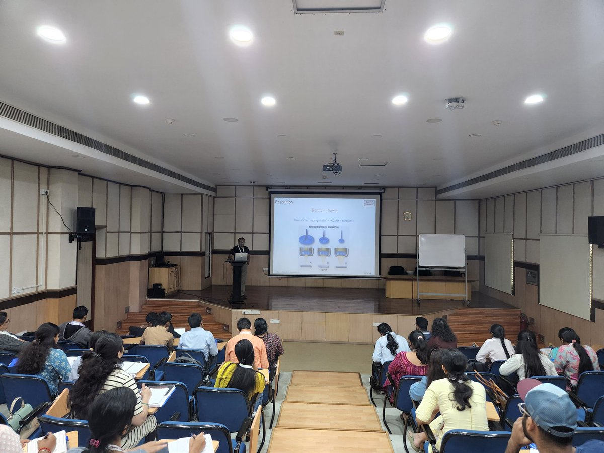 Dr. Ganesh Kadasoor delivering an interesting lecture on the basics of widefield and confocal microscopy #F4AdvancedBioimagingWorkshop @PradhanLab @iitmbt