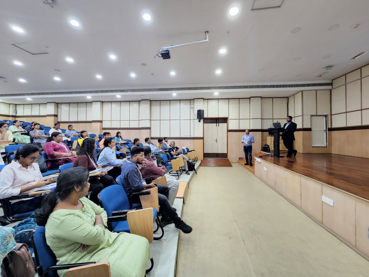 Dr. Ammasi Periasamy's introductory session with the workshop participants. #F4AdvancedBioimagingWorkshop #DSSImagetech #EvidentScientificIndia @iitmbt @PradhanLab