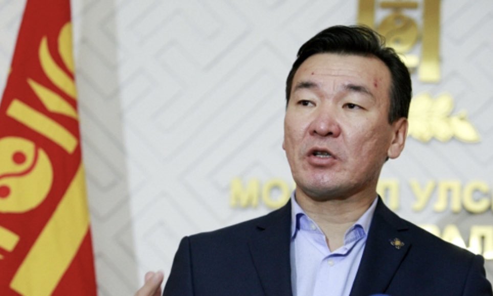 Нэг нь үндэслэл, судалгаатайгаар зөөлөн дуугаар 40.0 их наядаа тайлбарлаж байхад нөгөө нь зүгээр 440 их наяд зууны хулгай гээд хашгираад дуусав.

Доржханд мундаг толгой юм 👏👏