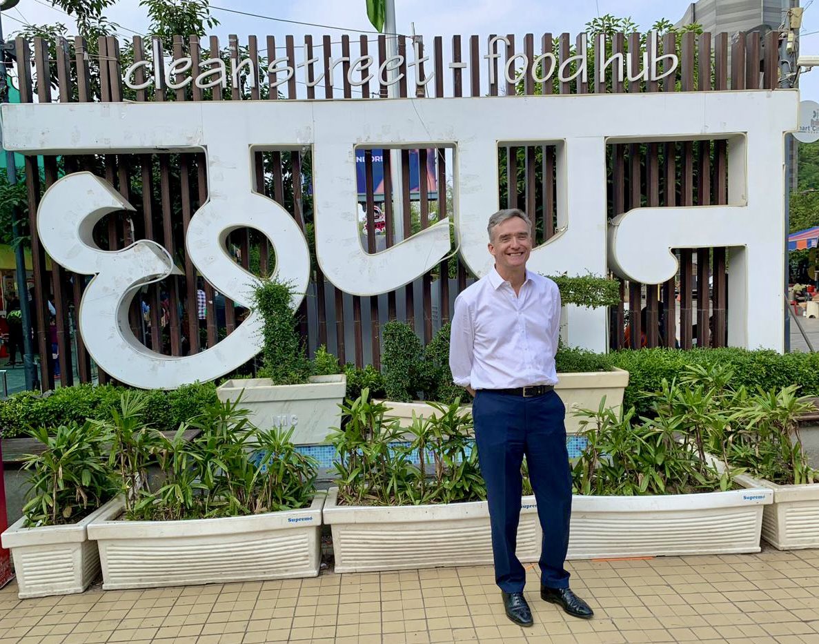 Reclaiming Streets For People! British High Commissioner to India, @AlexWEllis, savours the delectable delicacies at Chhappan Dukaan, renowned for its street food. #SmartCitiesInNewIndia #SmartCitiesMission #IndoreSmartCity