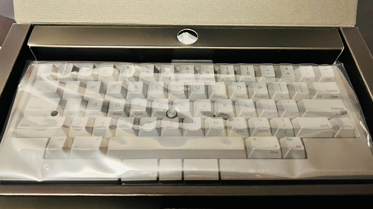 nextribe_r's tweet image. HHKB Studioの箱を開けたところもカッコいい・・・
とうとう使っちゃうよ！
#hhkb #hhkbstudio #happyhackingkeyboard