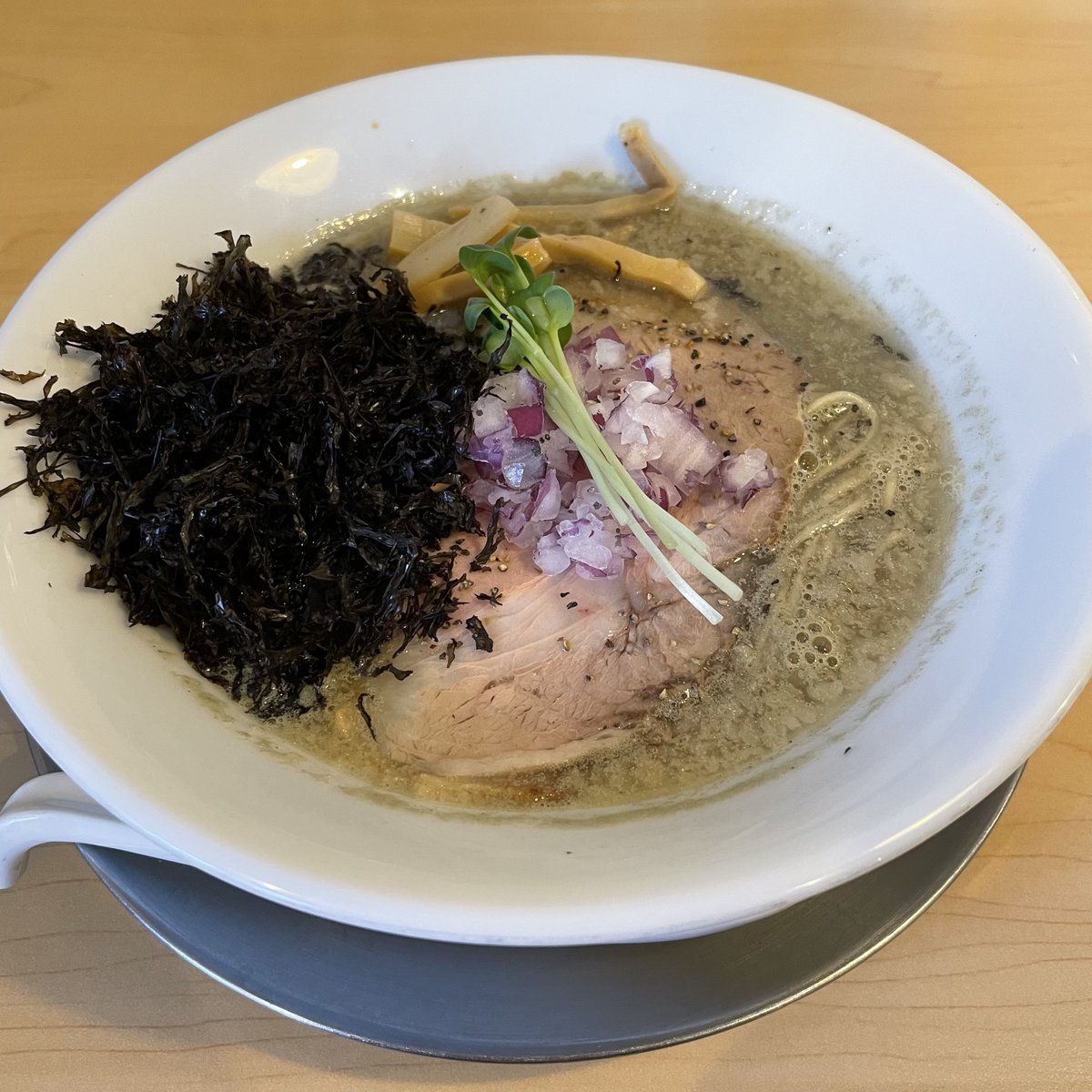 昼ごはん 煮干し背脂ラーメンを食べてきました 初めてのお店でしたが 岩のりがいい味出してます  作画はここのところ時間が取れませんでしたが今日は少し進められています