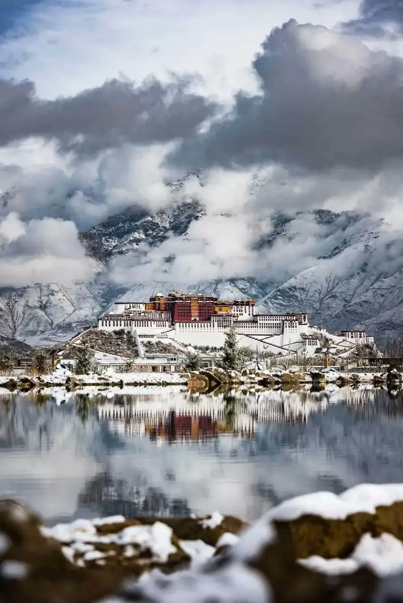 guohui5236's tweet photo. 雪后的布达拉宫，美景如画。 https://t.co/8pRPOf8WtV