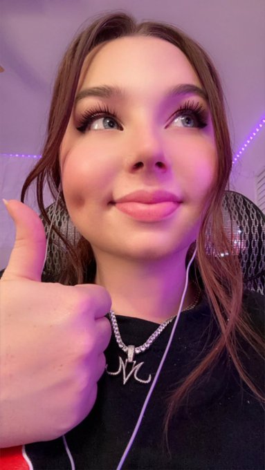 Watch BadassMommy's leaked NSFW photo on TwXstars