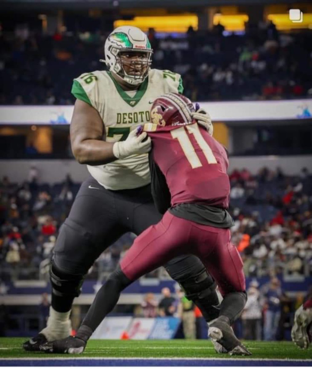 This is a phenomenal photo because #11 is 6’4, 210 pounds and #76 is a junior 😭😭😭

Texas HSFB is wild.