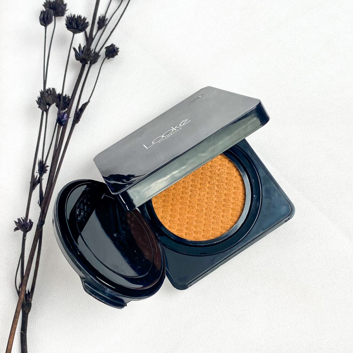 "Minké! PLIS! Aku pengen bekas jerawatku tersamarkan pas makeup, tapi gamau yg berat deh😭"  

Coba tebak minké bakal rekomendasiin pake produk apa!?🤔  

❤️: Holy Perfecting Pressed Powder 
🔃: Holy Flawless BB Cushion