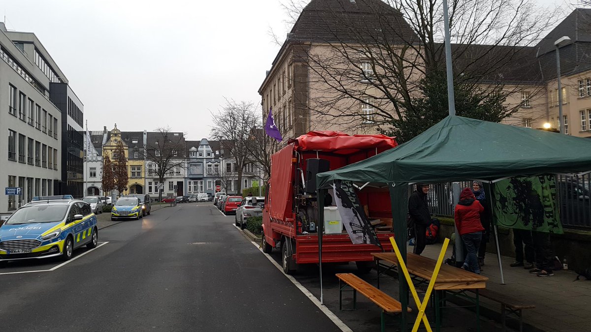 MaWaLuetzerath's tweet image. Wir sind heute wieder zur Prozessbegleitung mit @BlockNeurath in #Mönchengladbach und stehen diesmal vor dem Knast.

Im Landgericht geht unterdessen der Revisionsprozess weiter.

#BlockNeurath