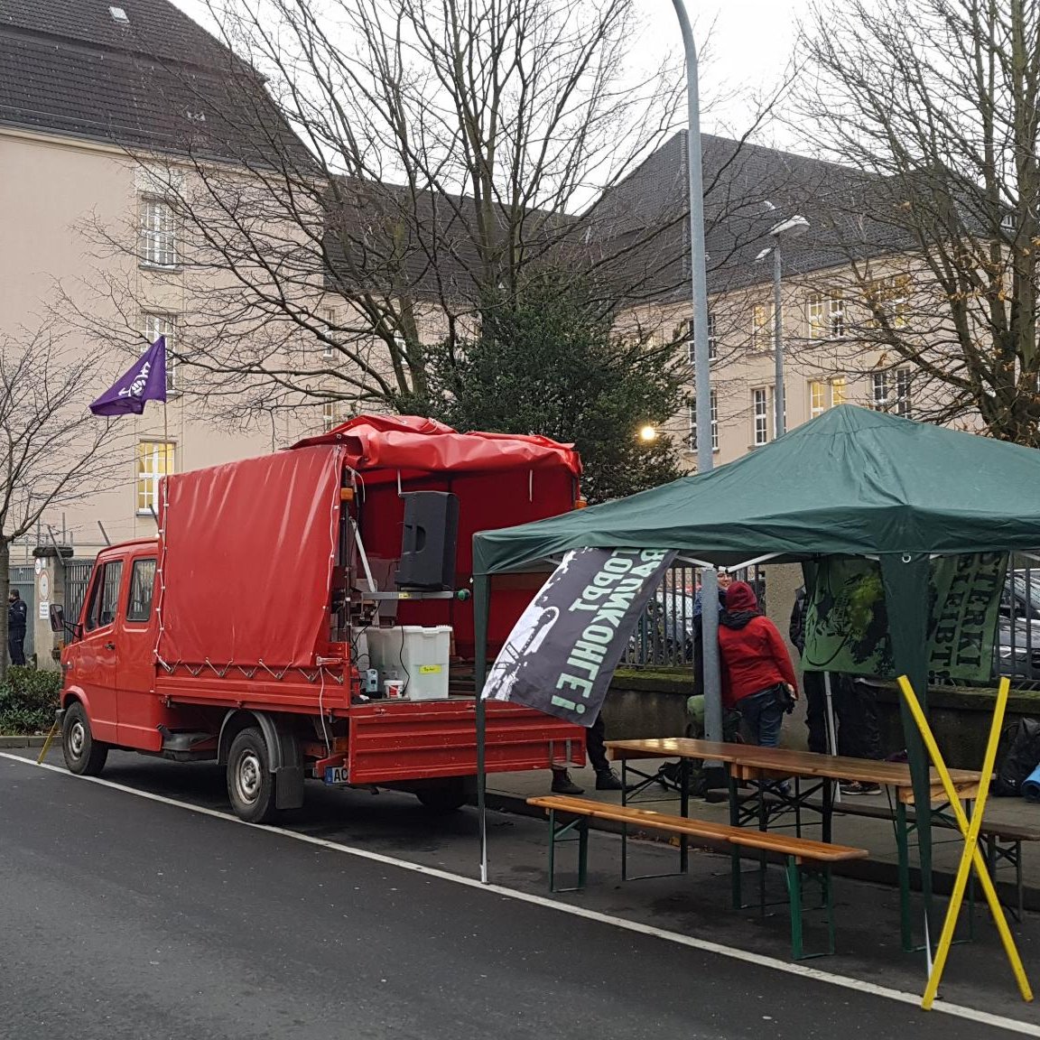 MaWaLuetzerath's tweet image. Wir sind heute wieder zur Prozessbegleitung mit @BlockNeurath in #Mönchengladbach und stehen diesmal vor dem Knast.

Im Landgericht geht unterdessen der Revisionsprozess weiter.

#BlockNeurath