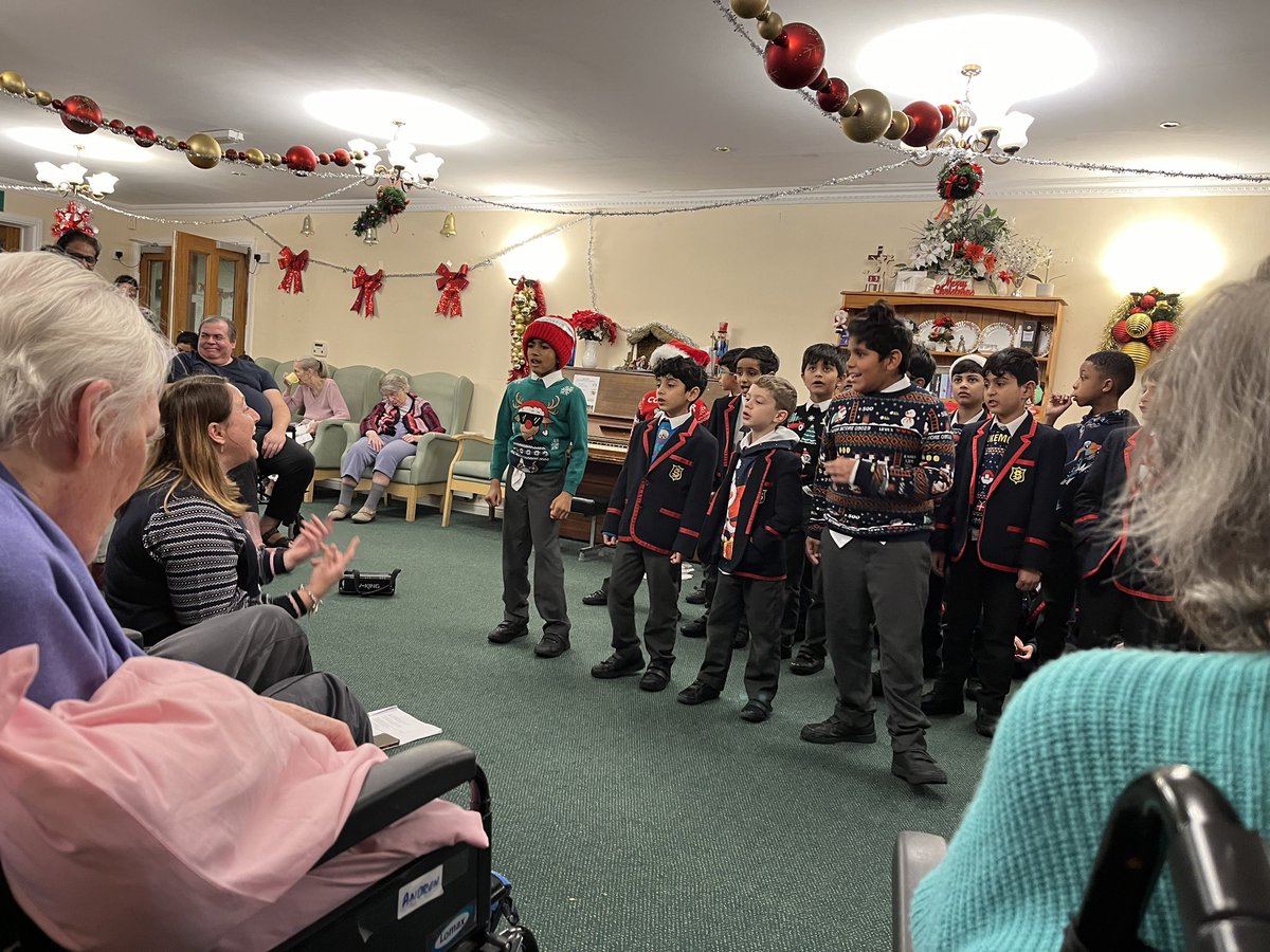Years 3 to 6 set off on a heart warming visit to the local nursing home. With joyous enthusiasm, they performed a selection of Christmas songs, filling the room with festive cheer. The boys also presented residents with beautifully crafted cards. 🎵👏