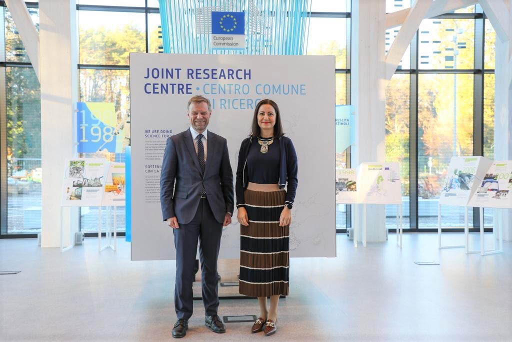 Today I am in Italy to visit the @EU_ScienceHub laboratories in Ispra and meet the scientists working here. Their work is not always visible, but it underpins our progress in key areas like security, sustainability and health. #Science4Policy 🇪🇺