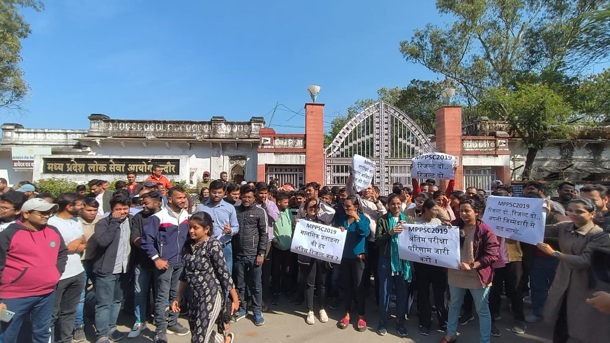 lata_malaviya's tweet photo. @sanjaygupta1304 #MPPSC2019
तारीखों का घेरे में 
हमारा भविष्य अंधेरे में 
अब तो रिजल्ट दो रिजल्ट दो https://t.co/L9ANbFD3t7