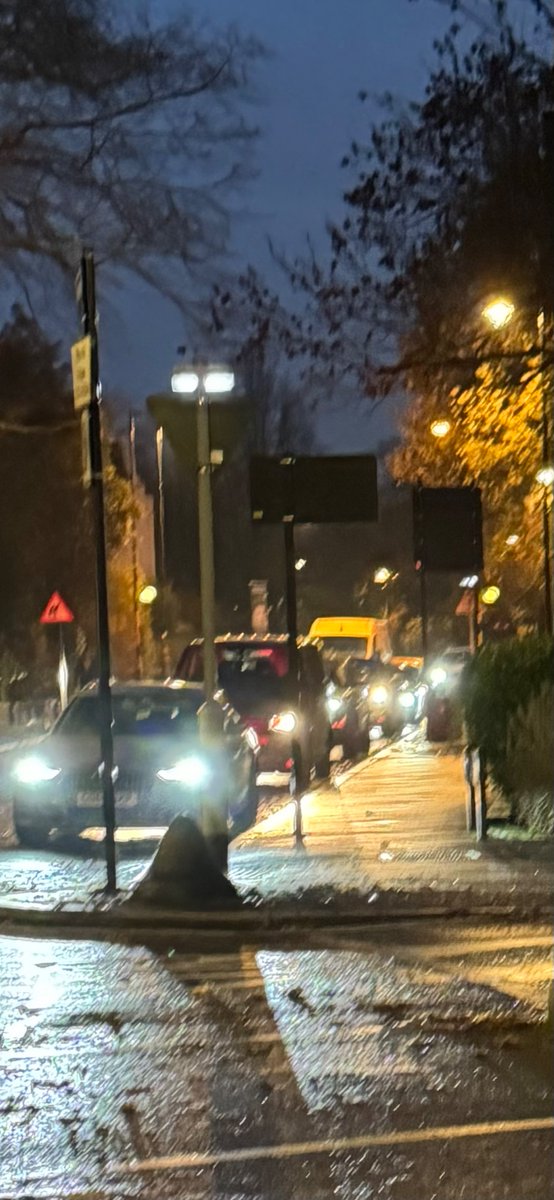 Gallery road at 4.25pm, waiting for the end of the LTN restrictions. 3 years after their introduction, there’s still no evaporation. Dozens of idling cars, children walking back from school - the Dulwich LTNs have failed.