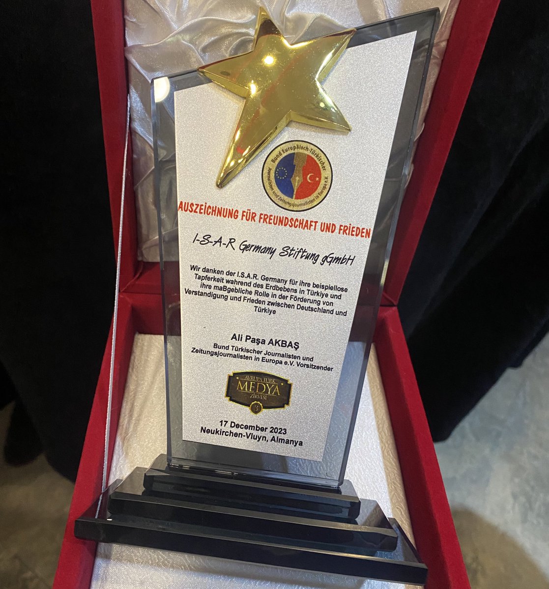 🇹🇷🇩🇪AUSZEICHNUNG Mit dem Preis für „Freundschaft und Frieden“ ist I.S.A.R. Germany für den Einsatz nach dem Erdbeben in der Türkei ausgezeichnet worden. Verliehen wurde der Preis vom Bund Türkischer Journalisten und Zeitungsjournalisten in Europa.#Türkei #türkiye #deprem