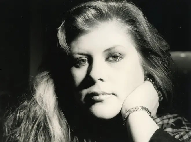 Remembering the terrific singer songwriter Kirsty MacColl who died on this day in 2000. She was just 41.  #KirstyMacColl