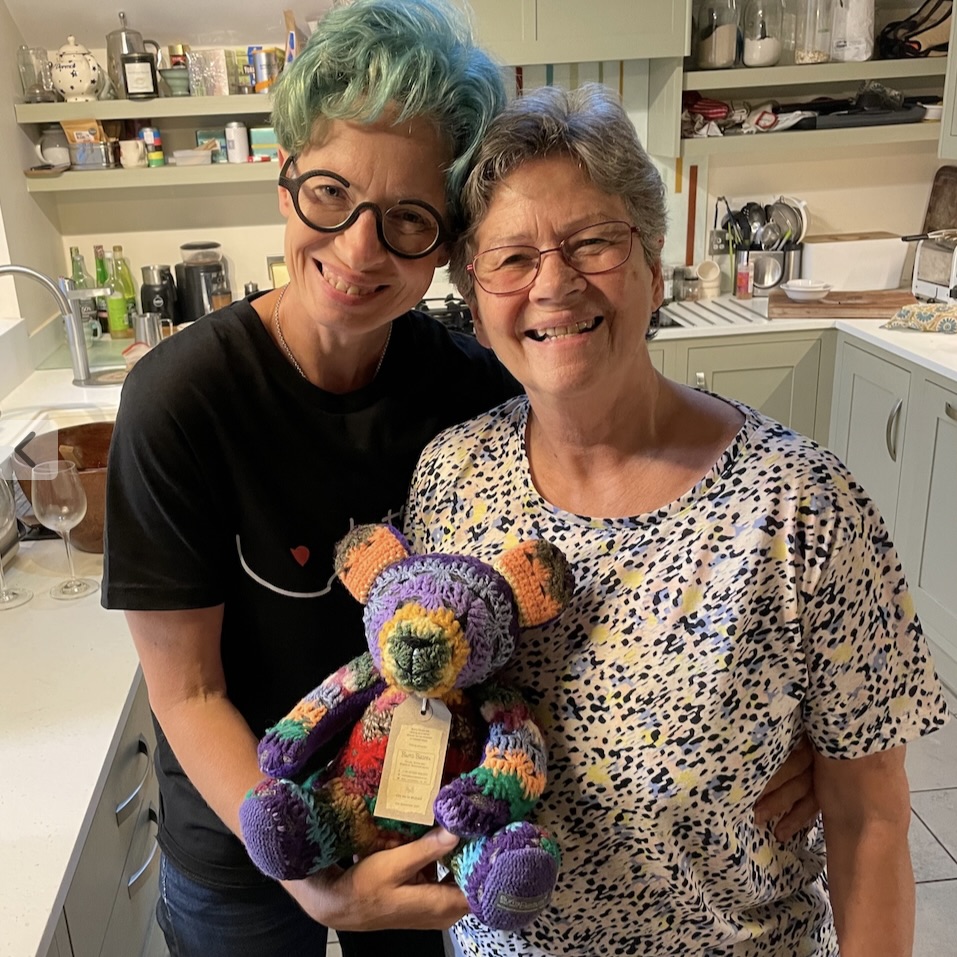 Mum loved following @BurraBears 🧸
Wendy turned my own babygrow that Mum had made into a bear called 'Elizabeth' for me to give to Mum.
When Mum died, I asked Wendy to turn a jumper and blanket that Mum had knitted into 2 beautiful bears called 'Isobel' for my brother and I 💛🧸