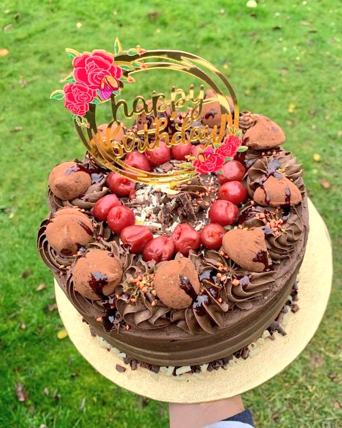 How about a cheeky little chocolate and black cherry cake😊#EarlyBiz #mondaythoughts #Hampshire #WinchesterUK #food #baker