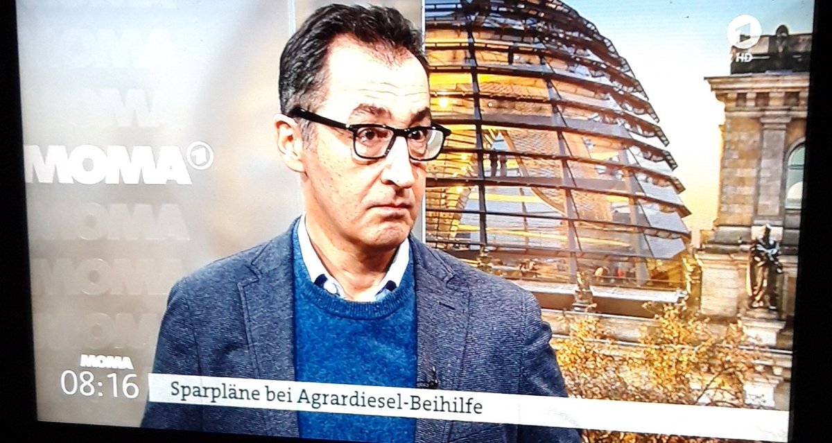 #Özdemir sprach es aus, wovor sie Angst haben. Den Zusammenschluss der Öko-Bauern, der konventionellen Bauern und allen anderen. Er sagte, DAS SOLLTE UNS ZU DENKEN GEBEN ‼
Lassen wir uns nicht weiter spalten. #gemeinsamsindwirstark und stoppen diesen Wahnsinn #Bauernprotest