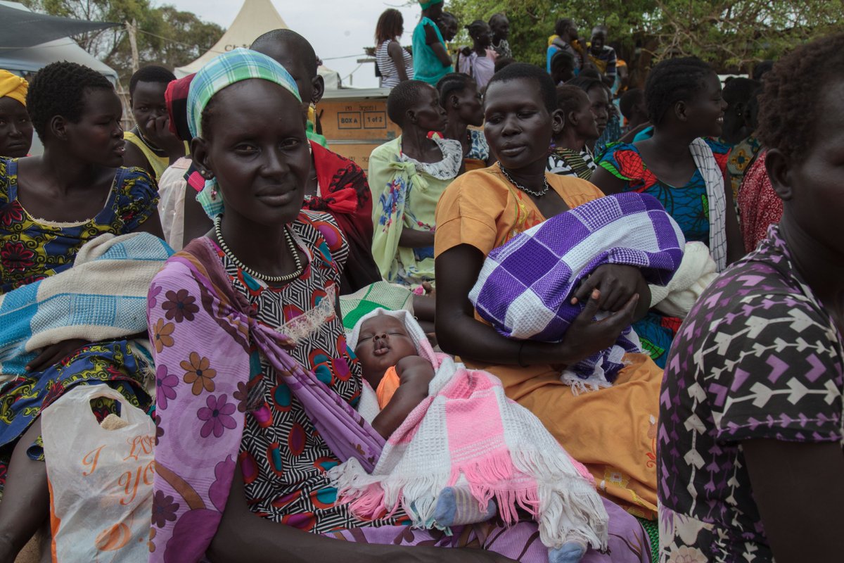 UNFPA distributes clean delivery kits to ensure safe birth and postnatal care. With support from @UNCERF, @UNFPA 🇸🇸 also provides displaced women and girls of reproductive age with dignity kits to maintain proper hygiene and meet their menstrual health needs.