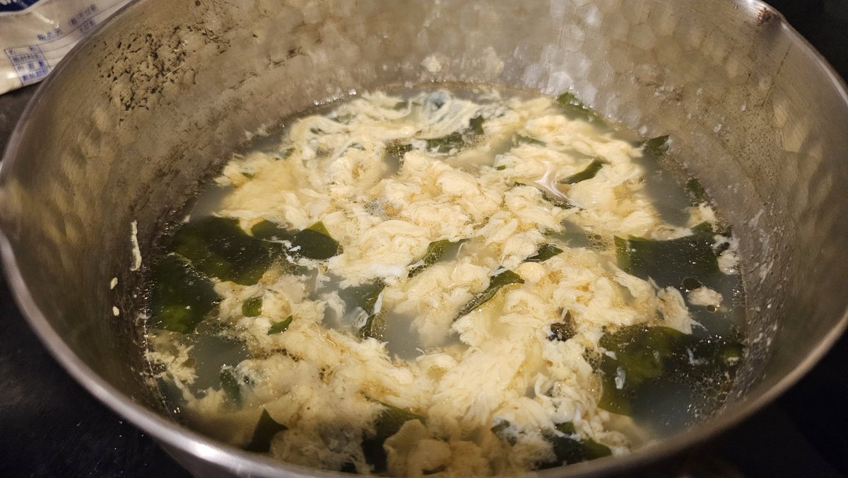 ore825's tweet photo. 折角炎上したので「体に悪い」と言われた味の素でめちゃくちゃ体に良い減塩スープ作りました

【味の素むしろ体に良いよスープ】

塩の使用を最小限にし味の素でうま味を追加することでたった小さじ1/6の塩でも濃い味派も満足出来る味に仕上げました

水300cc、乾燥わかめ2g、塩小匙1/6、味の素10振り、胡椒、ごま油小匙1を沸かし溶き卵一個入れるだけ

塩はほんの少しでこの味、うどん入れても旨い！！