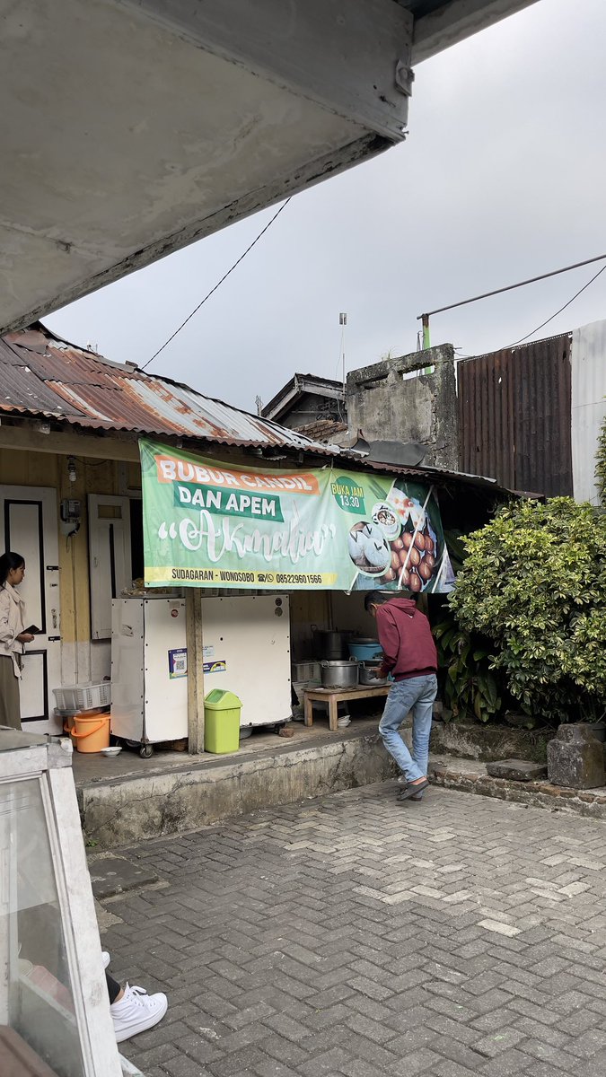 azmilmuftaqor's tweet photo. @Widino Gudeg pawon bu nanik, eskrim sariagung, dan tentunyaaa bubur candil akmalia 🤤 https://t.co/oEjO4Ohwxr
