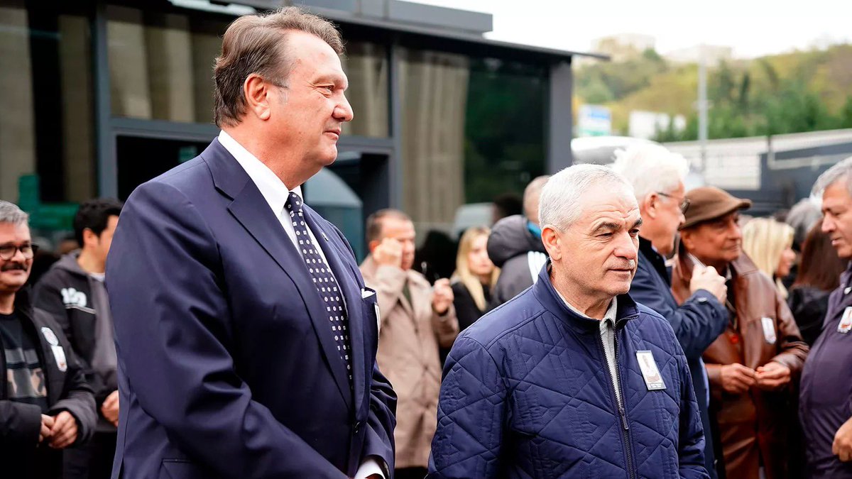 Beşiktaş Başkanı Hasan Arat, Futboldan Sorumlu YK üyesi Feyyaz Uçar ve Futbol Direktörü Samet Aybaba “takımdaki sorunların çözümü, sorunlu oyuncuların balans ayarının yapılması ve yeniden yapılanma sürecinde” Rıza Çalımbay ile devam etme kararı aldı. (🔗 @fatihdoganresmi)