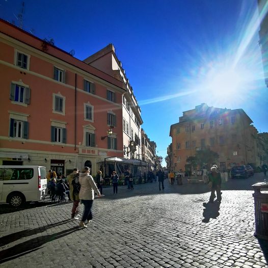 Buon Lunedì da #sancalisto, la settimana che ci porta al #natale inizia con il sole e rialzo delle temperature, ma al mattino 'Pizzica'📷