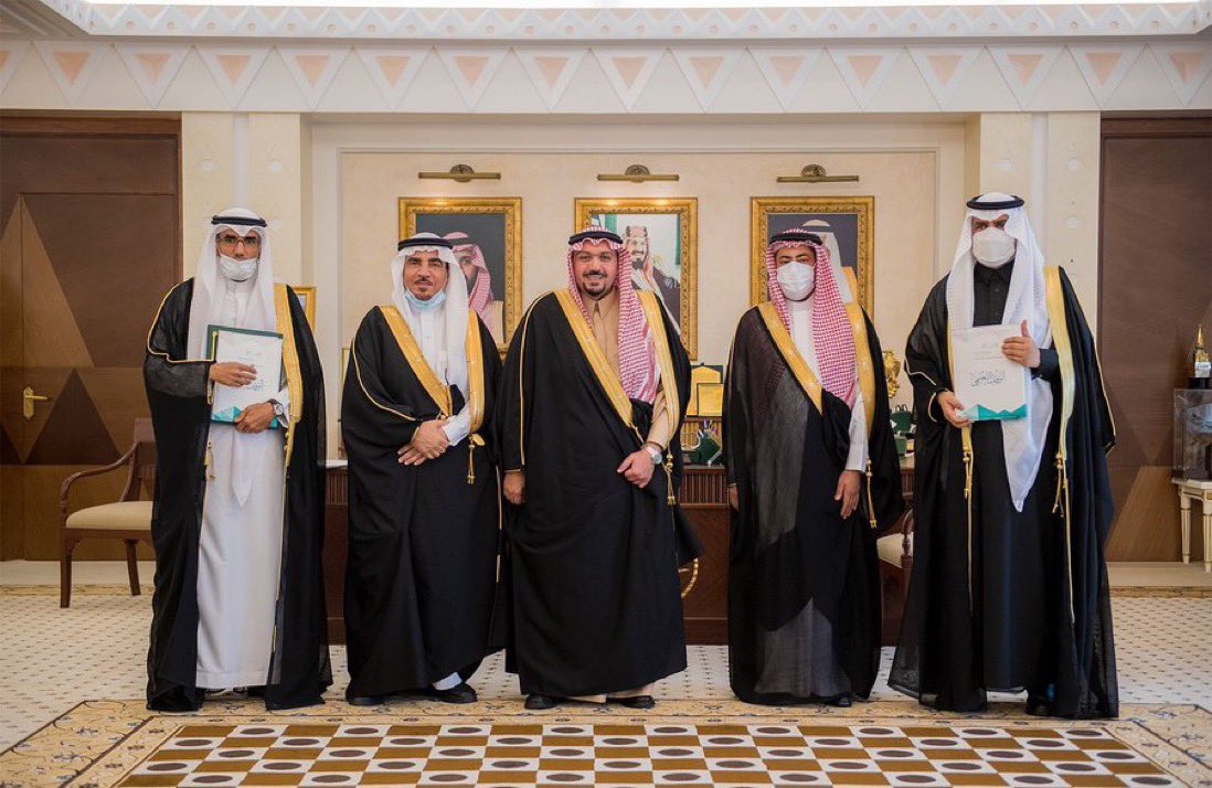 addad_bur's tweet image. ثريد |

- لماذا عبدالله العثيم يلقب بابن #بريدة البار ..
- لماذا يستحق عبدالله العثيم لقب رجل البذل ..
- ماذا قال عنه سمو أمير القصيم ؟

نستعرض في سلسلة تغريداتنا هنا بعضاً من مساهمات الشيخ عبدالله العثيم في #بريدة ..
⬇️