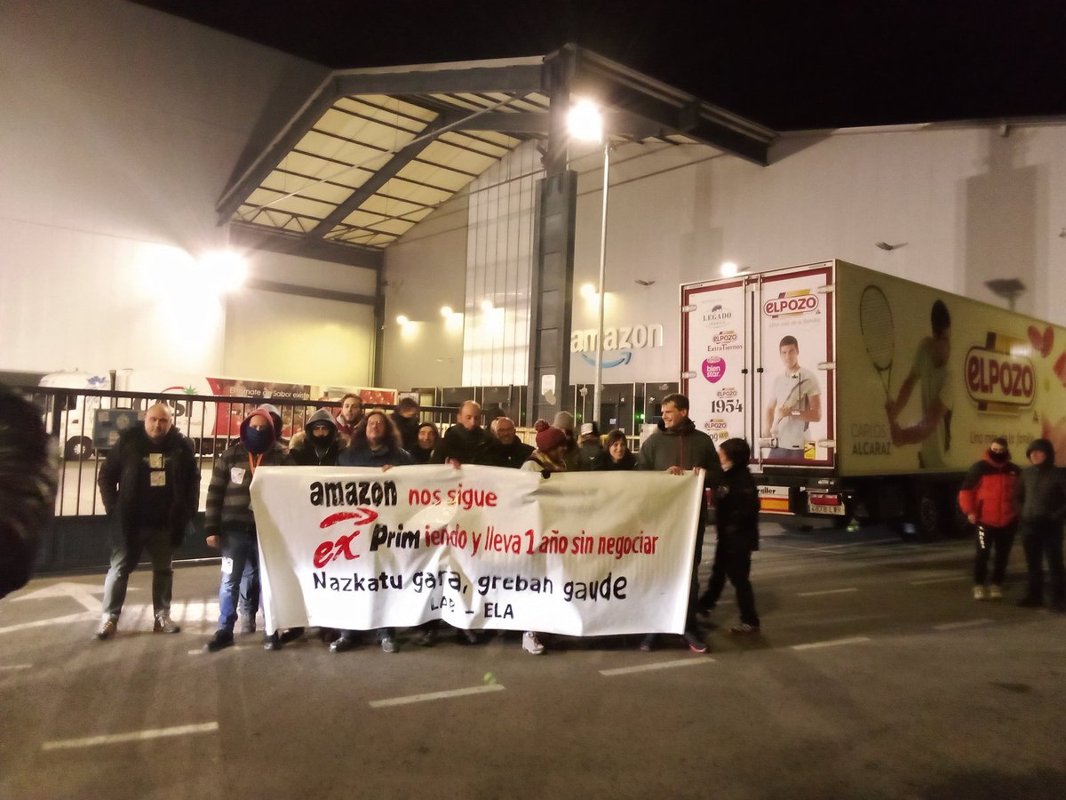 LAB_InterDept's tweet photo. Strike at Amazon Trapagaran in the Basque Country.
Production at a complete standstill and support from temporary agency workers despite company's threats.
#AmazonBorrokan #AmazonGreba #AmazonStruggle #AmazonStrike https://t.co/MDqP6tWdu1