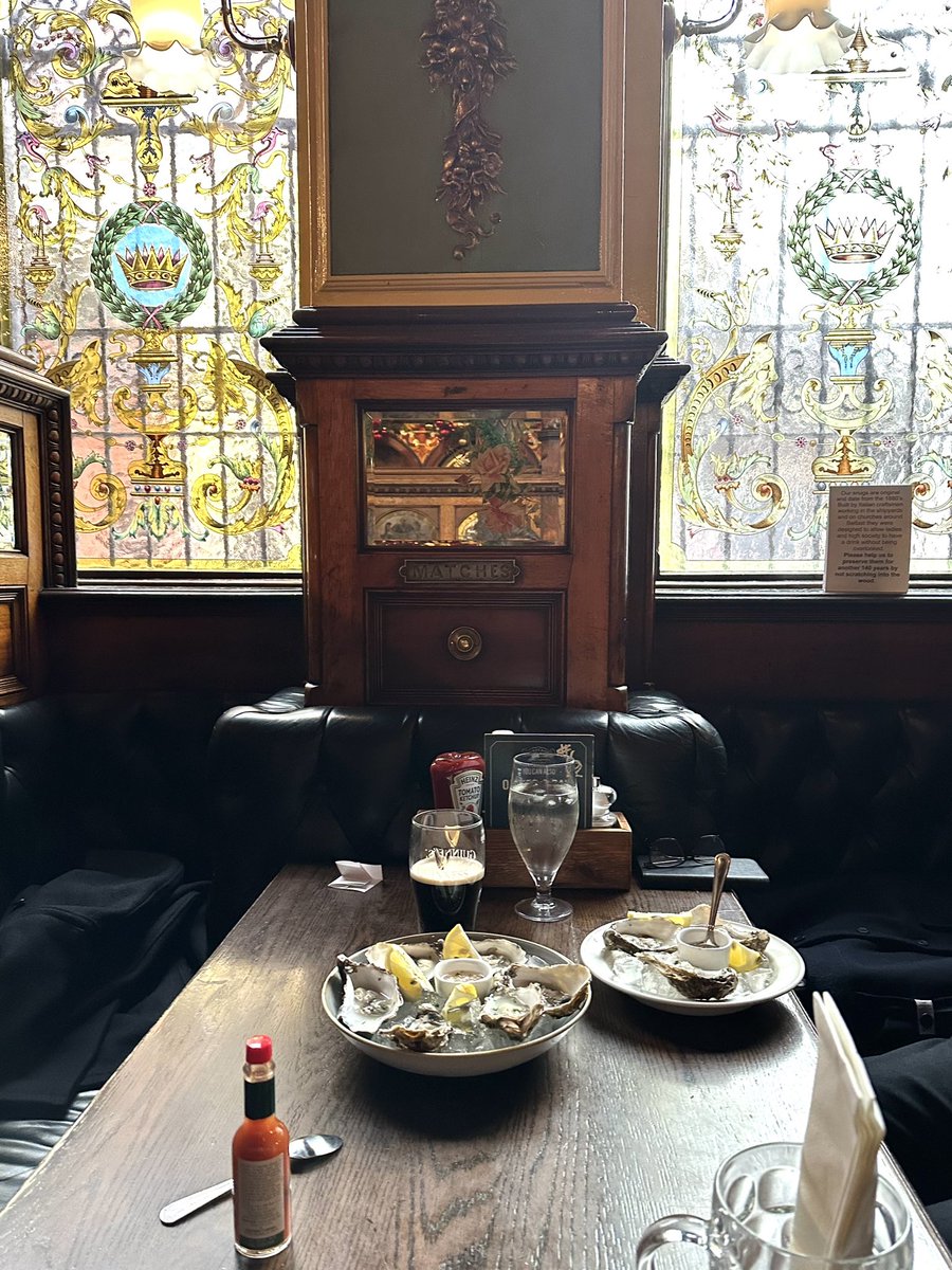 If you do one thing this Christmas it has to be local oysters and stout in @CrownBarBelfast. @micktcos68. Make sure the sign is outside door. Full review this Saturday in @beltel