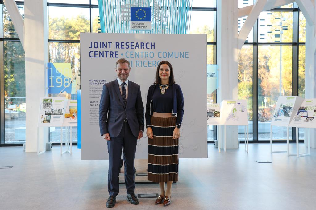 Exciting day ahead at the EU Joint Research Centre! Today Commissioner @Ili_Ivanova is in Ispra 🇮🇹 to visit our laboratories and talk with our scientists about the innovative projects driving forward the EU's research and policy agenda. #Science4Policy