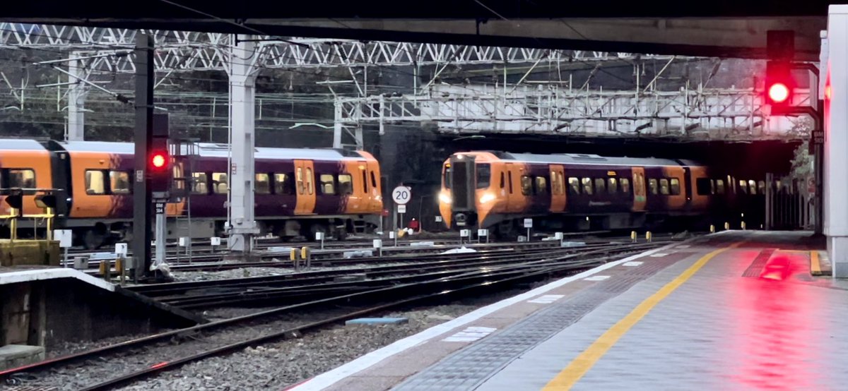 PlatformEdge1's tweet image. Managed to get 2 196s together!

196108 departs for Hereford whilst 196111 arrives from Shrewsbury #Class196