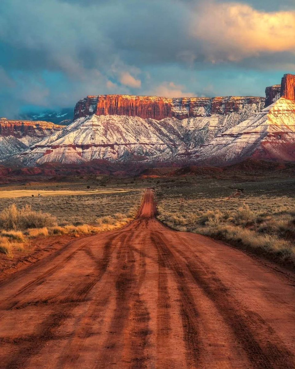 Castle Valley located around Moab, Utah.

📸 @roy.coffee83

#moab #moabutah #roadtripusa #roadsideamerica #usaroadtrip #visittheusa #utahgram  #utahillustrated #exploreutah #utahphotography #utahlife #werutah #visitutah  #utahunique #yesvisitutah #monumentvalley