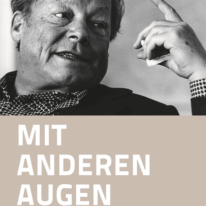 #AnDiesemTag vor 110 Jahren wurde Willy #Brandt geboren. Sein Sohn Peter betrachtet ihn als Historiker und Sohn 'Mit anderen Augen'. 'Goldstücke an historischer Wahrnehmung' schrieb @derfreitag über das Buch. dietz-verlag.de/isbn/978380120…