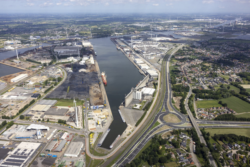 Om de #energietransitie en de #modalshift te versnellen gaan #Northseaport en @PortofAntBruges samen pijpleidingen voor CO2 ontwikkelen @Daanschalck @jacquesvdmeiren bit.ly/4825QrB #CO2 #CCS #CCU #pipelink #togethersmarter