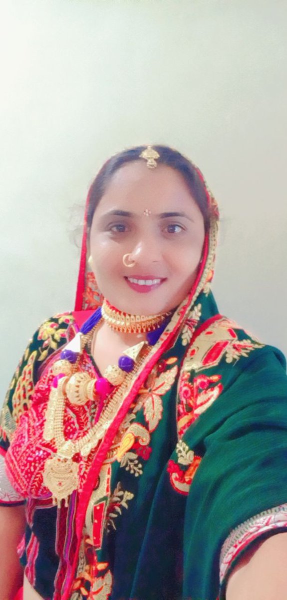 વાહ કેટલા રાજી થાય છે હસે છે 👌👌આ આભાસ જ રોજે રોજ થાય છે કે ભગવાન તું કેટલી અમે રાહ જોઈ એ છીએં એટલી તને પણ તાલાવેલી છે મળવાની અમને ખુબ નિર્દોષ ભાવ.. જોઈ ને રુદય ગદગદિત થયું..🙏 ભગવાન અમારો ભાવ ટકાવી રાખજે કેવલ તું હી તું 🙏👆