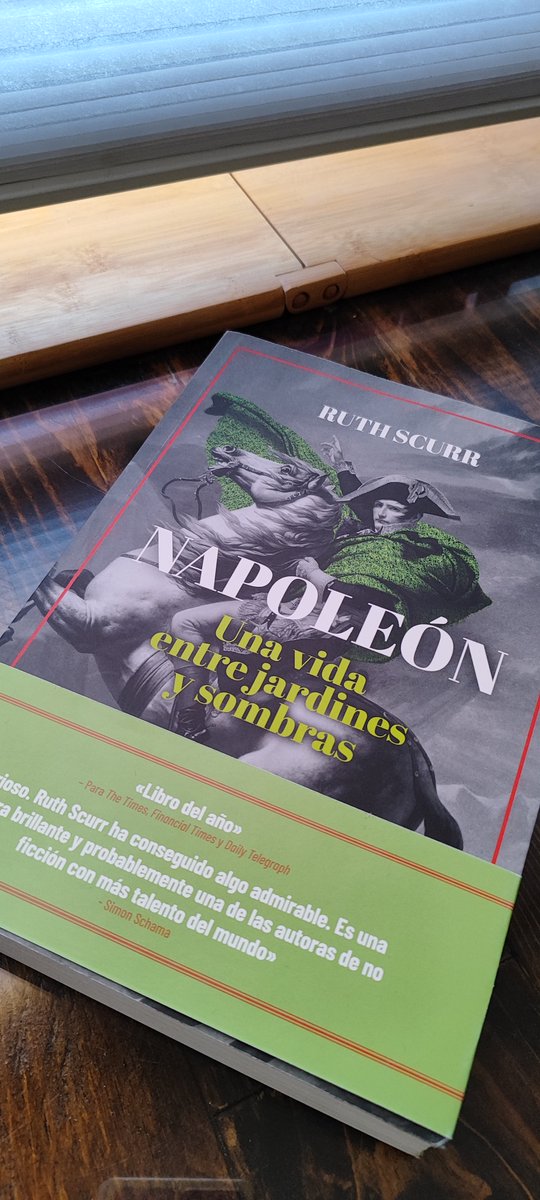 Una vez más, vuelve Napoleón.

Seguimos recibiendo muchos mensajes en los que nos preguntáis por este gran gigante de la historia y, aunque recientemente hicimos varias recomendaciones, hoy traemos un libro que desafía todas las expectativas.

«Napoleón: Una Vida Entre Jardines y