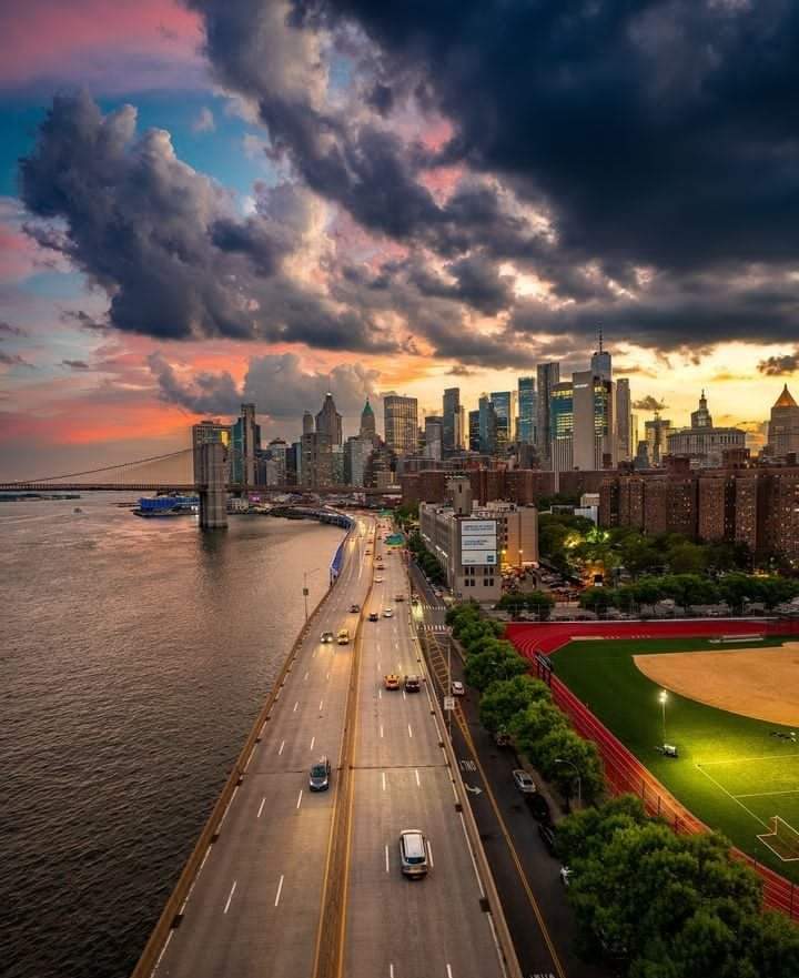 Imagine driving home with this view 🚙

#brooklyn #brooklynbridge #dumbobrooklyn #skyscrapers  #NYCViews #newyork #lightphotography #newyorkgram #travelnyc #imagesofnyc #picturesofnewyork #nycphoto #nyclive #Empire #empirestate #newyorknewyork #nyc_highlights #nyclife…