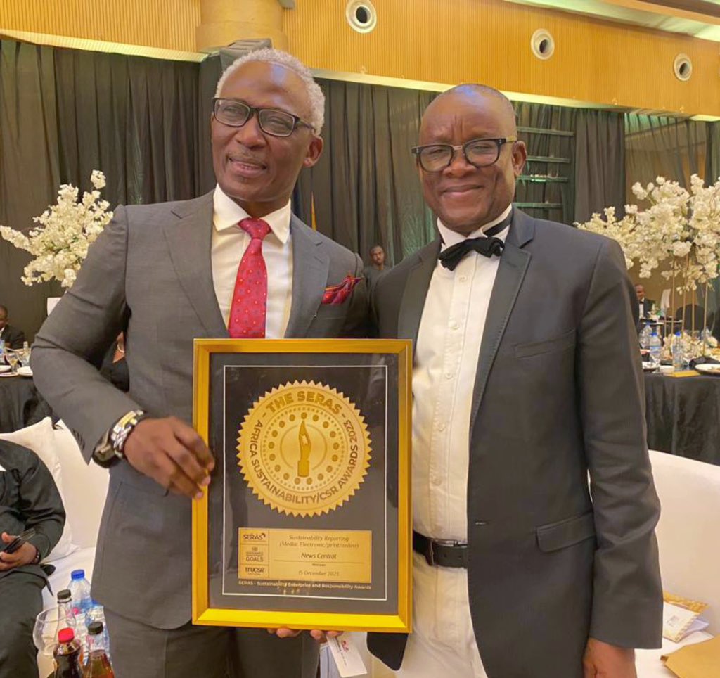 @NewsCentralAfrica is the winner of the #SustainabilityReporting Award at the 17th Edition of THE SERAS Africa Sustainability/CSR Award 2023 🏆 🥇 Sports Minister, Senator John @OwanEnoh was in attendance to celebrate with us. News Central Africa is on @DStv Channel 422