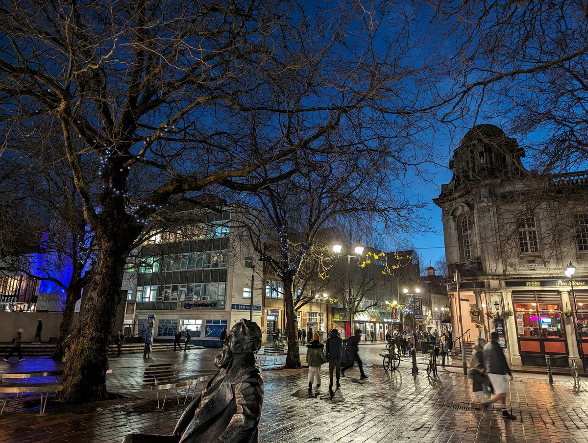 #GuildhallSquare at #night in #Portsmouth.

#nighttimephotography