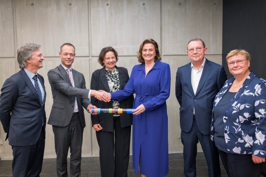 Brancheorganisaties, waaronder <a href="/BouwendNL/">Koninklijke Bouwend Nederland</a>  en <a href="/AannemersfedNl/">AannemersfederatieNl</a>, willen met elkaar samenwerken aan het basisveiligheidsniveau, de taalvaardigheid en het vakmanschap van ingehuurd personeel in de bouw.
aannemervak.nl/bouwsector/con…