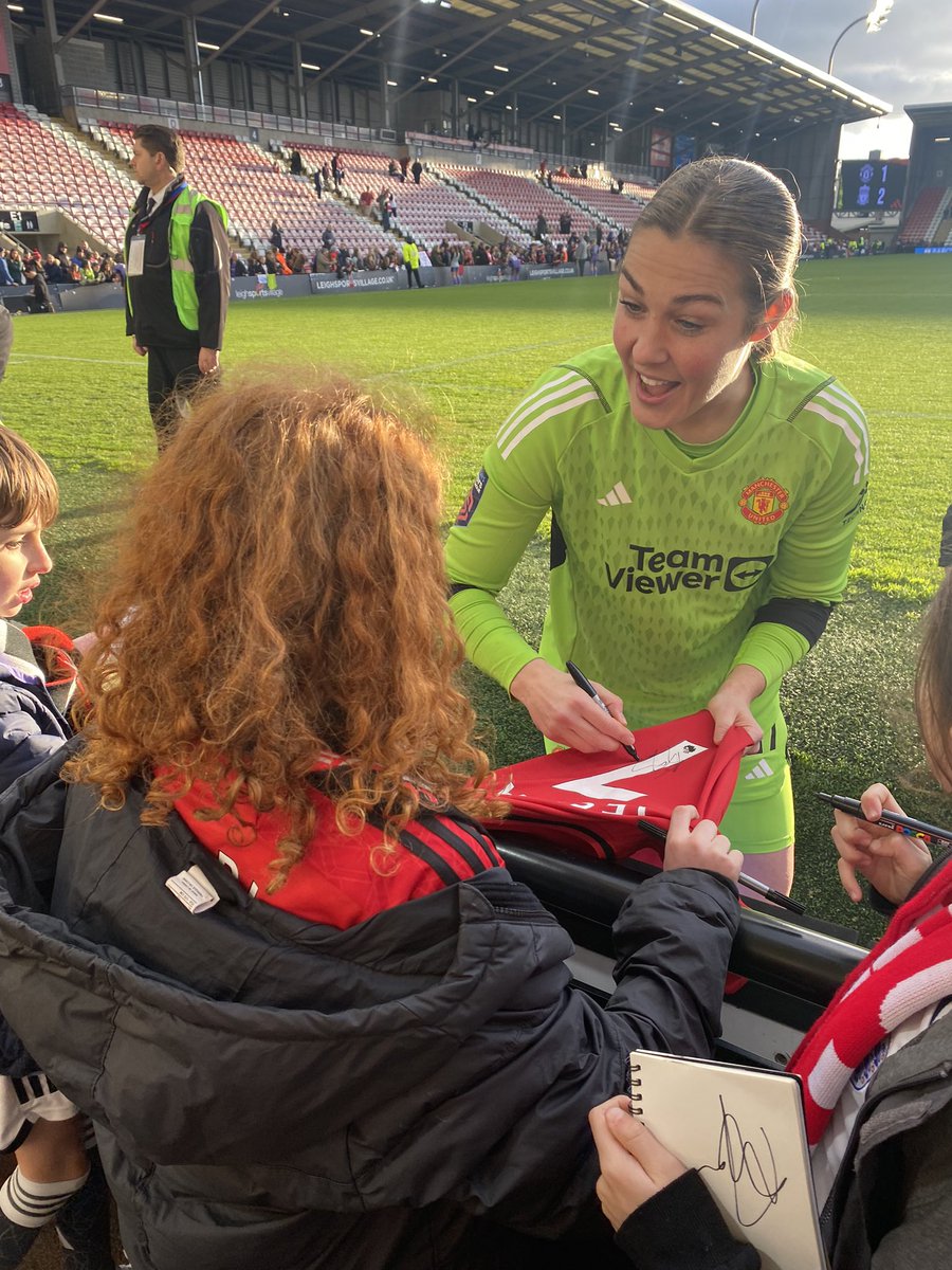 Despite the 2-1 defeat to Liverpool, Mary Earps took time, after the game, to sign our girls shirts and pose for photos. A touch of class and a day they won’t forget.