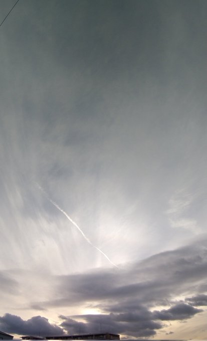 「曇天 飛行機雲」のTwitter画像/イラスト(新着)