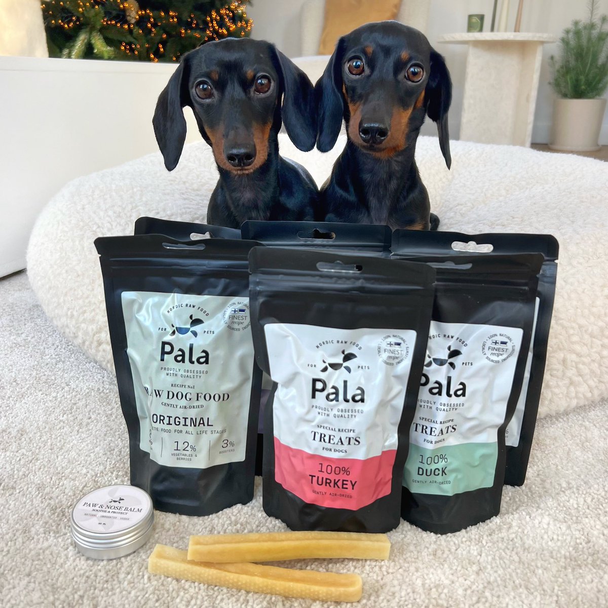 Early Christmas presents for Loulou & Coco. The great snacks from Pala pets. *Loulou & Coco have a completely raw diet, but also regularly get a treat. This is natural without added additives, flavors, colors, preservatives or fillers.