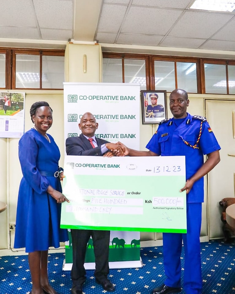 Mathew Kutoh, Principal Assistant to the Inspector General, receives a cheque of Ksh500,000 from @Coopbankenya for departed officers commemoration. Presenting the cheque is Silvance Nono, Head of Government Banking and Ms Lena Yego, Head of Retail. #WeAreYou #CoopBankExcellence