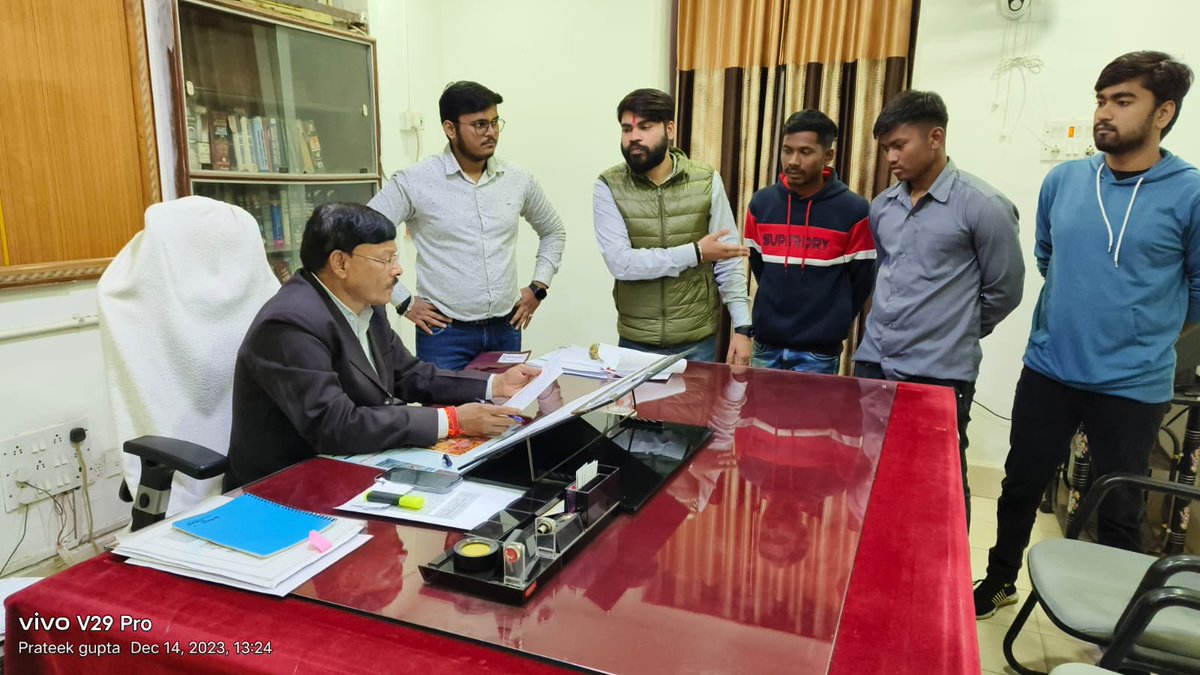 RachitMishra__'s tweet photo. ◆ शहर में स्थित आई.टी.आई कॉलेज के छात्र भोजनवित्ति शुल्क न मिलने से परेशान।

◆ 90 छात्रों का अबतक नही मिला भोजनवित्ति शुल्क। कुल शुल्क 3 लाख से भी अधिक।

◆ आजाद सेवा संघ के बैनर तले छात्रों ने कलेक्टर को सौंपा ज्ञापन। 

@SurgujaDist @Kundan_Kr14 https://t.co/TCb1Bz7jd0