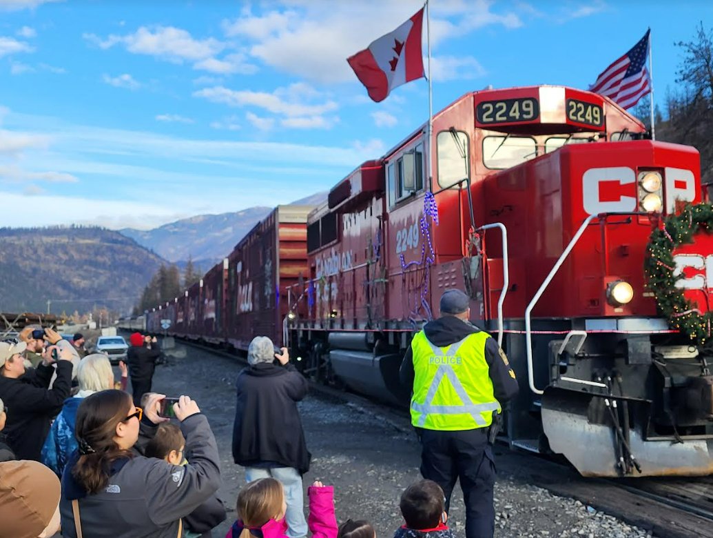 Could we have asked for a more spectacular day to welcome the @CPKCHolidayTrain? Once again we received a donation to the #Lytton foodbank and along with those who travelled from afar enjoyed great entertainment & Holiday Cheer! Thank you @CPKCRail! @tegart_jackie