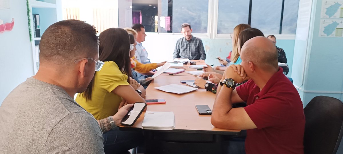 Iniciamos la semana con la reunión del estado Mayor de alimentación para la revisión, planificación y distribución de alimentos en la entidad merideña para la semana correspondiente del 18 al 24 de Diciembre

#LaVenezuelaBella

<a href="/NicolasMaduro/">Nicolás Maduro</a>
<a href="/MinAlimenVen/">minalimentacion_ve</a>
<a href="/JEHYSONGUZMAN/">JEHYSON GUZMÁN</a>