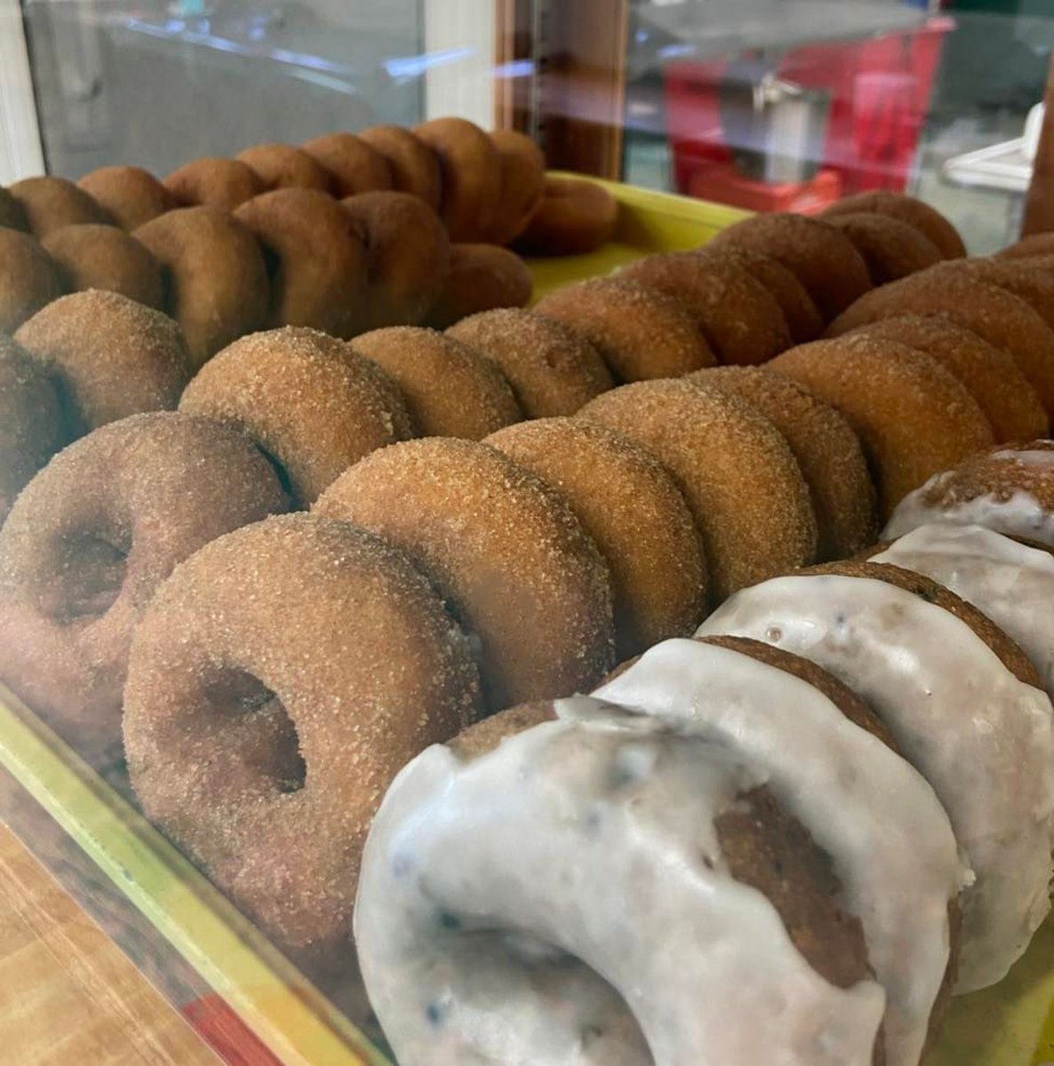 There’s nothing quite like a donut to make your Monday better! ⭐️ Stop by for cider, donuts, pie, apples, squash, vinegar, and popcorn. Everything is made in Michigan! ⭐️ Open 9:00 AM - 5:30 PM. #RochesterCiderMill #Donuts #AppleCider #MichiganMade #FamilyOwned #OaklandCounty